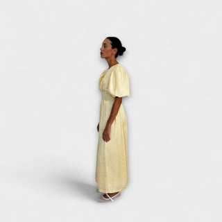 Josephine - Maxi robe en couleur jaune beurre avec design respirant
