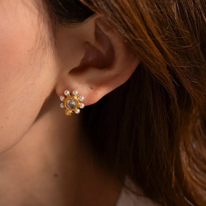 Boucles d'oreilles élégantes en or avec perle