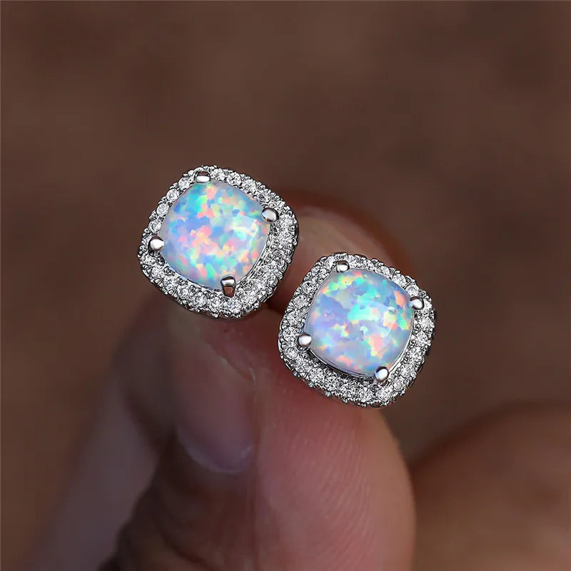 Boucles d'oreilles élégantes en argent avec des opales blanches rondes