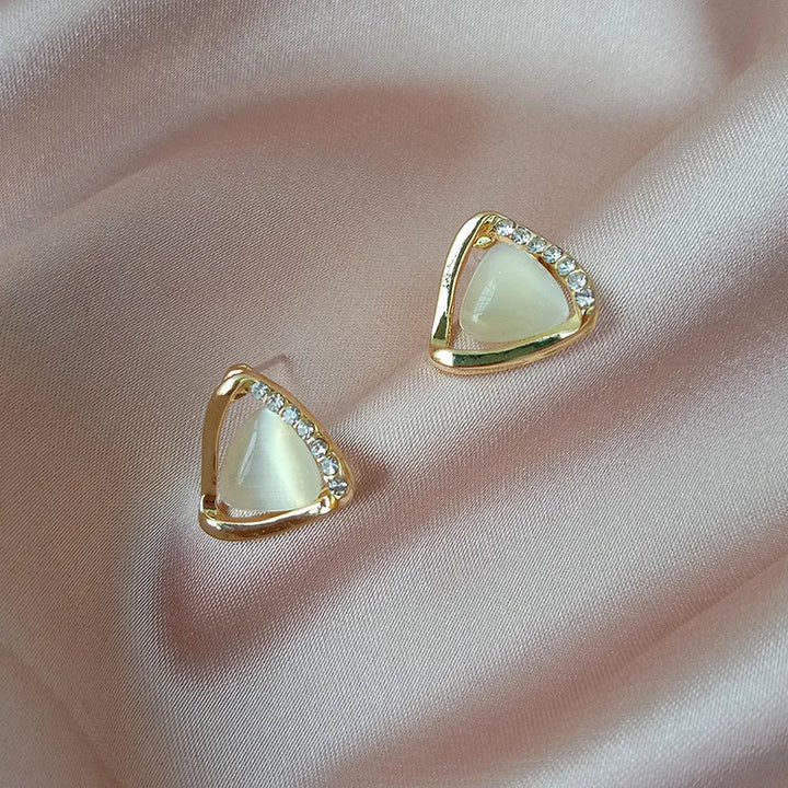 Boucles d'oreilles triangulaires élégantes avec opale et cristaux