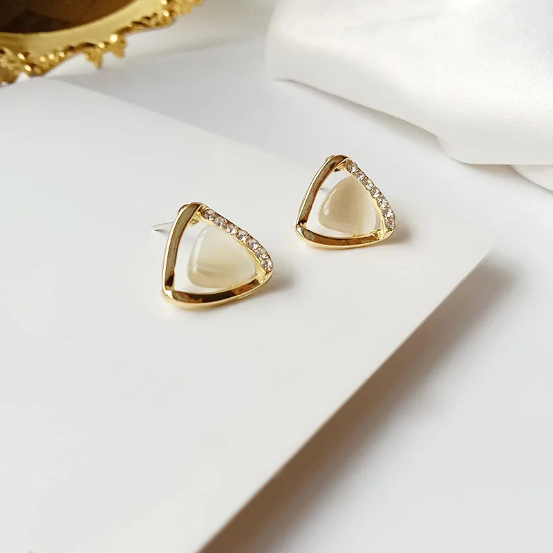 Boucles d'oreilles triangulaires élégantes avec opale et cristaux
