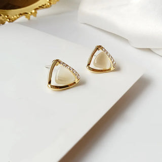Boucles d'oreilles triangulaires élégantes avec opale et cristaux