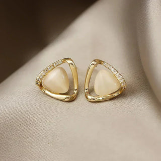 Boucles d'oreilles triangulaires élégantes avec opale et cristaux