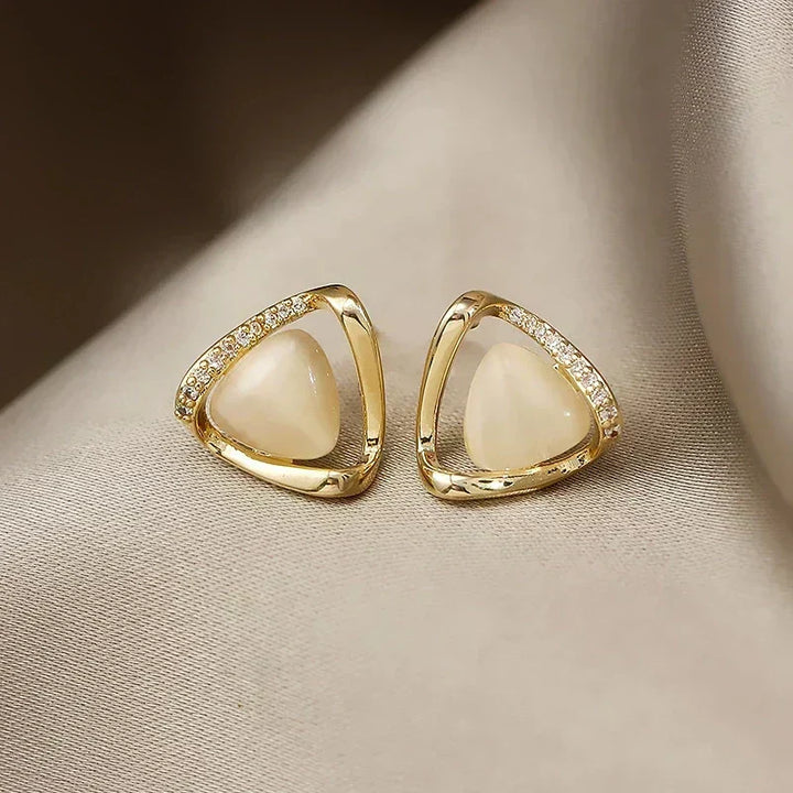 Boucles d'oreilles triangulaires élégantes avec opale et cristaux