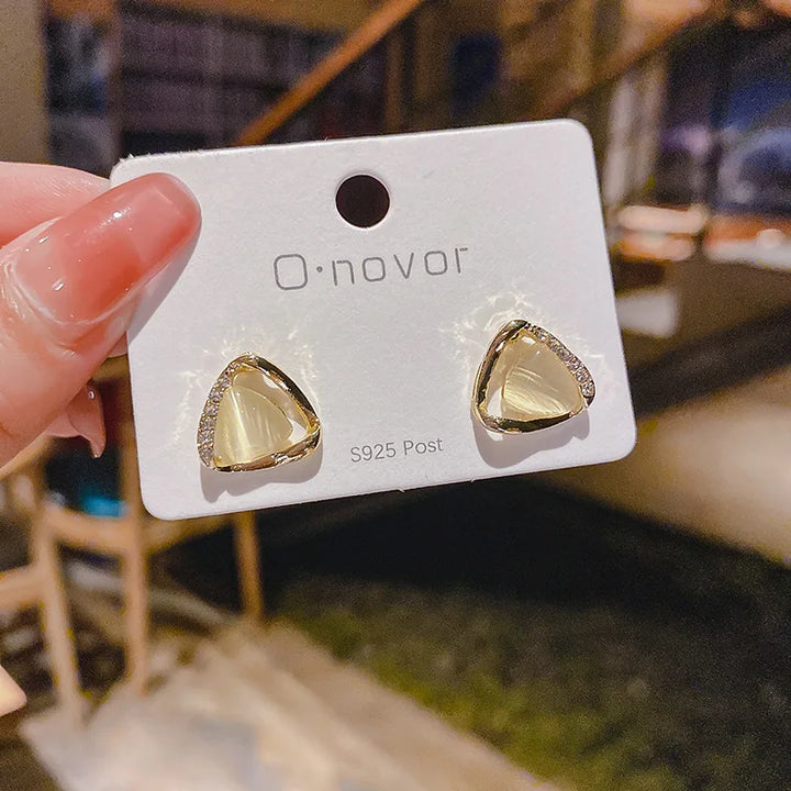 Boucles d'oreilles triangulaires élégantes avec opale et cristaux