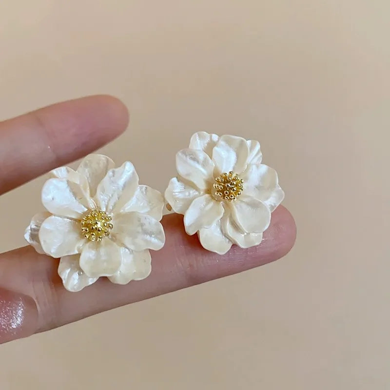 Boucles d'oreilles chic en acrylique blanc