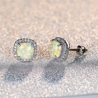 Boucles d'oreilles élégantes en argent avec des opales blanches rondes