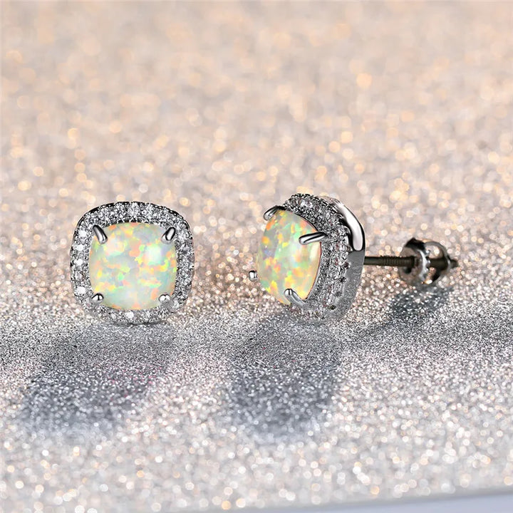 Boucles d'oreilles élégantes en argent avec des opales blanches rondes