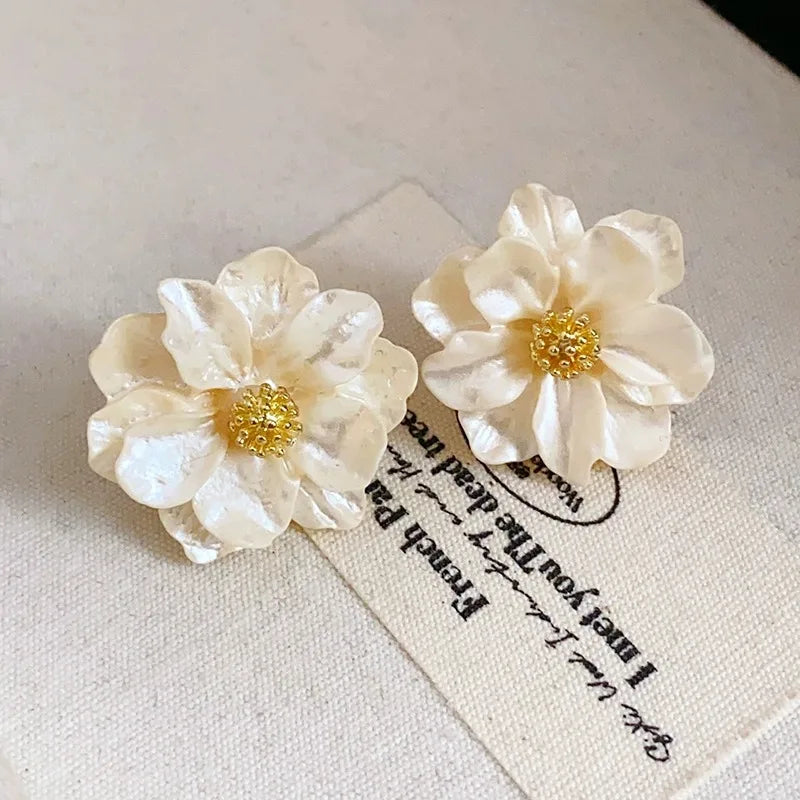 Boucles d'oreilles chic en acrylique blanc