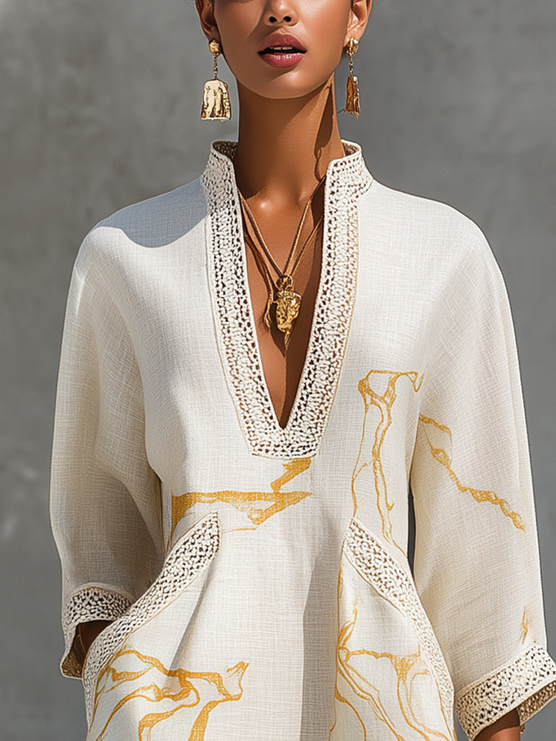 Aliénor | Robe courte en dentelle au crochet ivoire avec motifs dorés et encolure en V