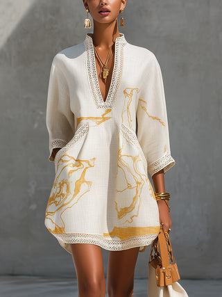Aliénor | Robe courte en dentelle au crochet ivoire avec motifs dorés et encolure en V
