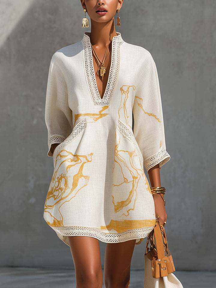 Aliénor | Robe courte en dentelle au crochet ivoire avec motifs dorés et encolure en V
