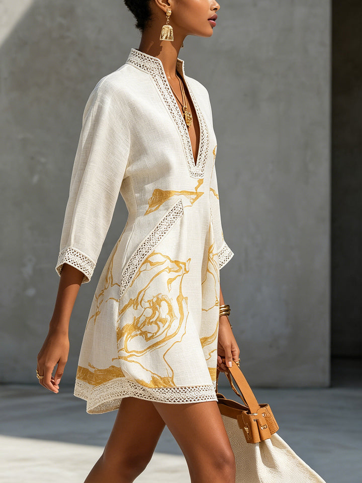Aliénor | Robe courte en dentelle au crochet ivoire avec motifs dorés et encolure en V