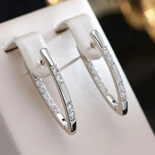 Boucles d'oreilles élégantes avec des pierres de zircon