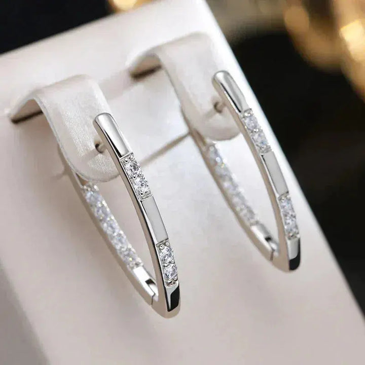 Boucles d'oreilles élégantes avec des pierres de zircon
